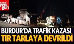 Burdur'da kaza! TIR tarlaya devrildi