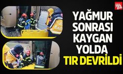 Yağmur sonrası kaygan yolda tır devrildi