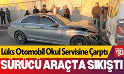 Lüks Otomobil Okul Servisine Çarptı: Sürücü Araçta Sıkıştı