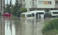 Adana’da Yollar Göle Döndü, Öğrenciler Kurtarıldı