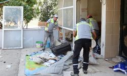 Kepez’de çöp ev operasyonunda 2 ayrı evden 8 kamyon dolusu çöp çıktı