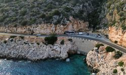 Antalya'da kontrolden çıkan yolcu otobüsü kayalıklara çarptı