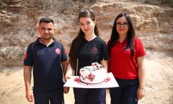 Ambulansta dünyaya gelen ikizlere 112 ekibinden doğum günü sürprizi