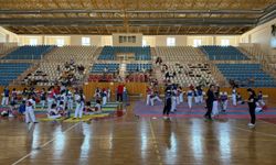 Kumluca'da tekvando sporcuları ve antrenörler bir araya geldi