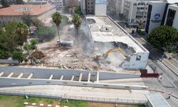 Mersin'de kullanım ömrünü tamamlayan öğretmenevi binası kontrollü yıkıldı