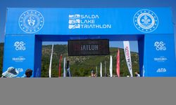 Salda Gölü'nde triatlon heyecanı yaşandı