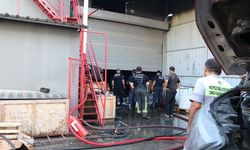 Antalya'da çıkan yangında bir iş yerinin deposunda hasar oluştu