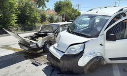 Burdur'da hafif ticari araçla otomobilin çarpıştığı kazada 5 kişi yaralandı
