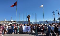 Denizli Büyükşehirin kurslarıyla yüzme öğrenen kadınlar denizle buluştu
