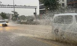 Denizli'de şiddetli yağış trafiği felç etti