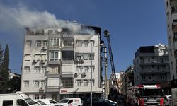 Antalya'da apartmanın teras katında çıkan yangında mahsur kalan 2 kişi kurtarıldı