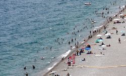 Antalya'da 'Kar Dünyası'na girenler yaz sıcağında kış mevsimini yaşıyor