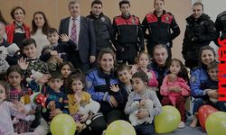 Burdur'da polisler, depremzede çocuklara oyuncak dağıttı