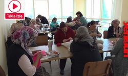 Burdur'da yurtta kalan depremzedeler, ördükleri giysileri çadır kentlere gönderecek