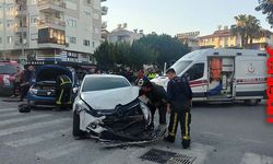 2 otomobilin çarpıştığı kazada 3 kişi yaralandı