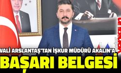 VALİ ARSLANTAŞ’TAN İŞKUR MÜDÜRÜ AKALIN’A BAŞARI BELGESİ