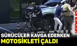 Sürücüler kavga ederken motosikletin çalınması kameraya yansıdı