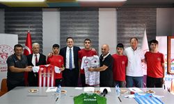 Sokakta keşfedilen futbolcular Gençlerbirliği'yle sözleşme imzaladı