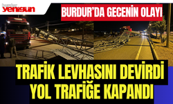 Burdur'da gecenin olayı: Trafik levhasını devirdi; yol trafiğe kapandı