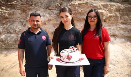 Ambulansta dünyaya gelen ikizlere 112 ekibinden doğum günü sürprizi