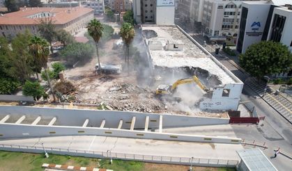 Mersin'de kullanım ömrünü tamamlayan öğretmenevi binası kontrollü yıkıldı