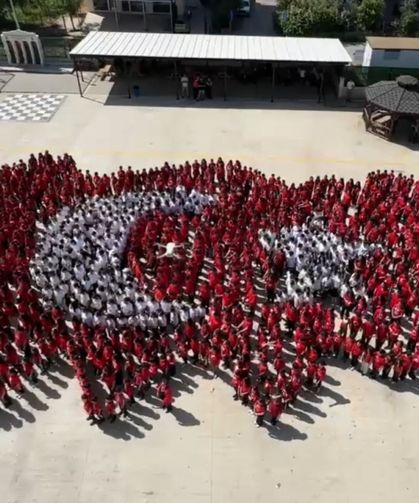 Antalya'da 1300 öğrenci Türkiye haritası koreografisi oluşturdu