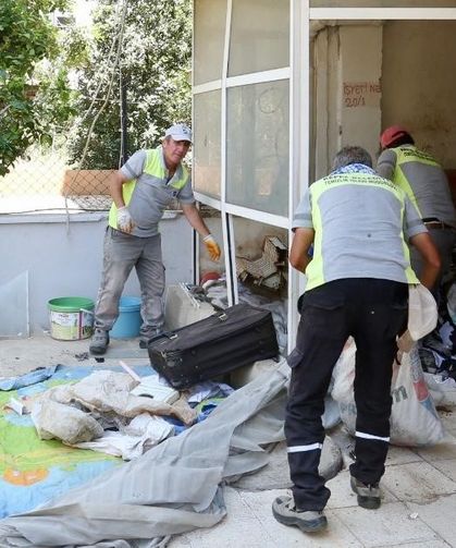 Kepez’de çöp ev operasyonunda 2 ayrı evden 8 kamyon dolusu çöp çıktı