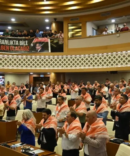 Antalya'da Meclis Karıştı! Ayakkabı Kutusu Havada Uçuştu