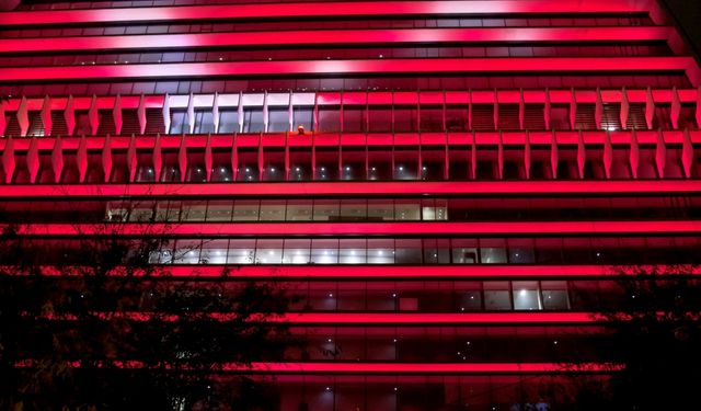 BBVA, Madrid'deki genel müdürlük binasına Türk bayrağı yansıttı