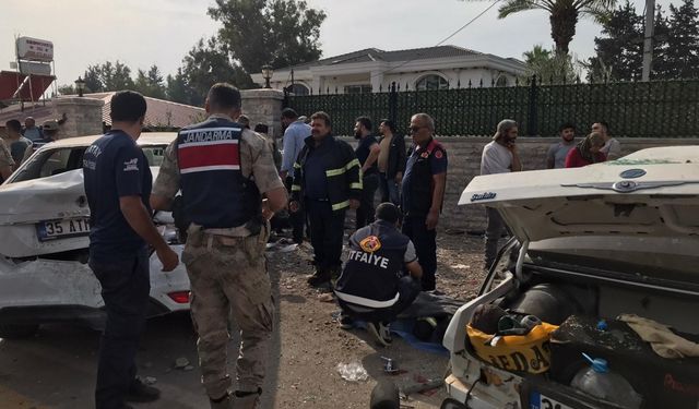Hatay'da iki otomobilin çarpıştığı kazada 1 kişi öldü, 6 kişi yaralandı