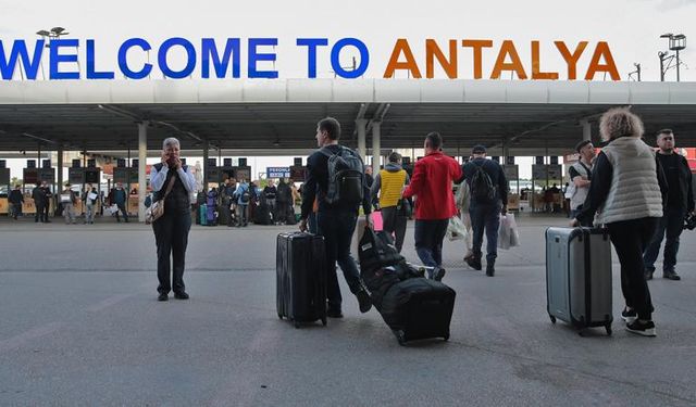 Kültür ve Turizm Bakanı Mehmet Nuri Ersoy, Antalya'ya gelen turist sayısının bu yıl 15 milyonu aştı