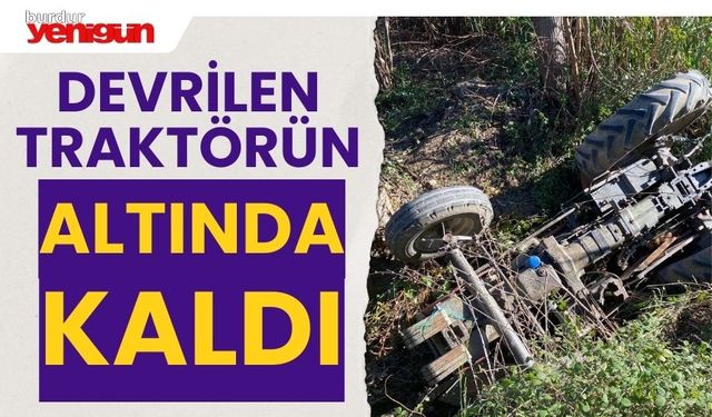 Devrilen traktörün altında kaldı