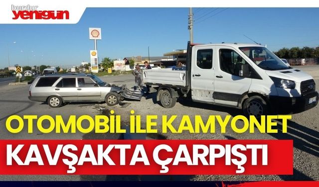 Kamyonet ile otomobil çarpıştı!