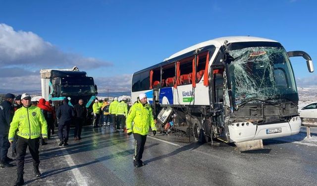Yolcu otobüsü ile tır çarpış: 1 ölü, 2 yaralı