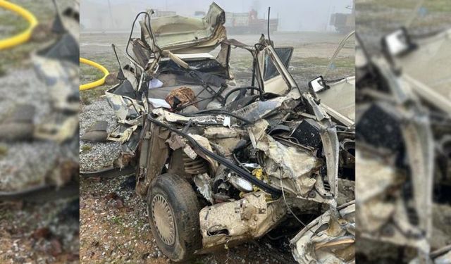 Çanakkale'de çekiciye çarpan otomobil paramparça oldu: 2 ölü