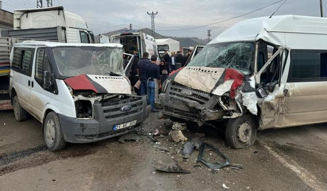 Şırnak'ta 2 minibüs kafa kafaya çarpıştı: 18 yaralı