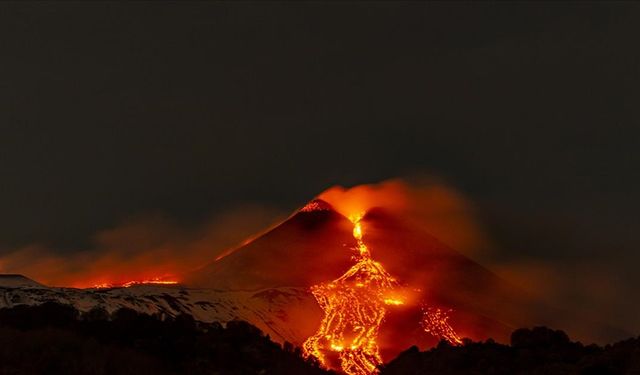 Etna Yanardağı'nda volkanik hareketlilik devam ediyor