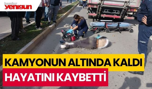 Kamyonun altında kalan motosiklet sürücüsü hayatını kaybetti