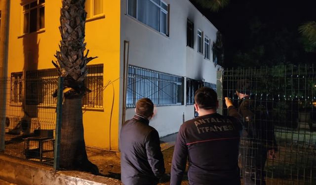 Antalya'da aile sağlığı merkezinde çıkan yangın büyümeden söndürüldü