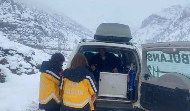 Yoğun kar yolu kapattı, rahatsızlanan kişinin yardımına ekipler koştu