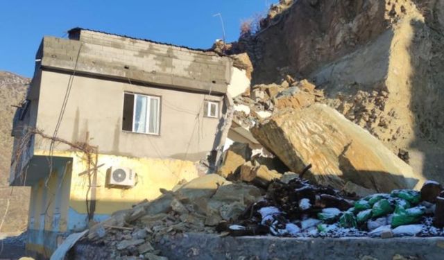 Şırnak'ta bir evin üzerine kaya düştü