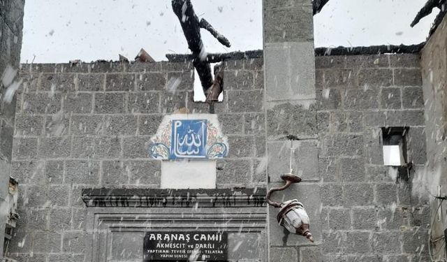 Rize'de tarihi cami yıldırım isabet etmesi sonucu yandı