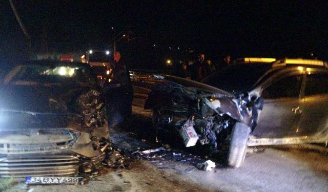 Adana'da otomobiller kafa kafaya çarpıştı: 2 yaralı