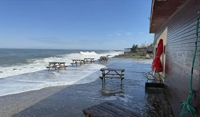 Rize'de dalgaların sürüklediği taşlar, park ve sosyal tesislere zarar verdi