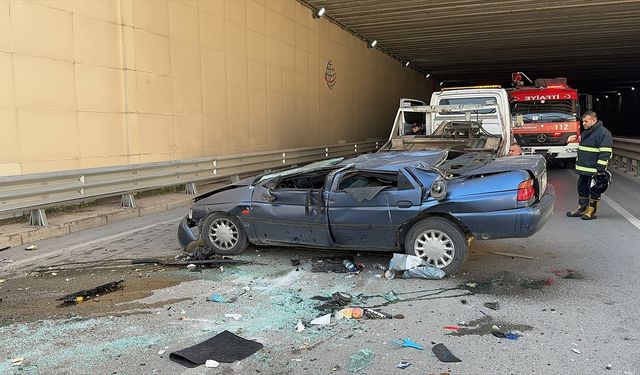 Isparta'da alt geçide devrilen otomobildeki 2 kişi yaralandı