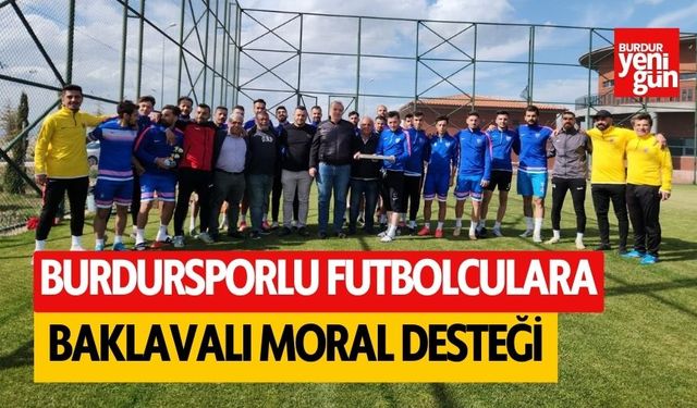 Burdursporlu futbolculara baklava ikramı