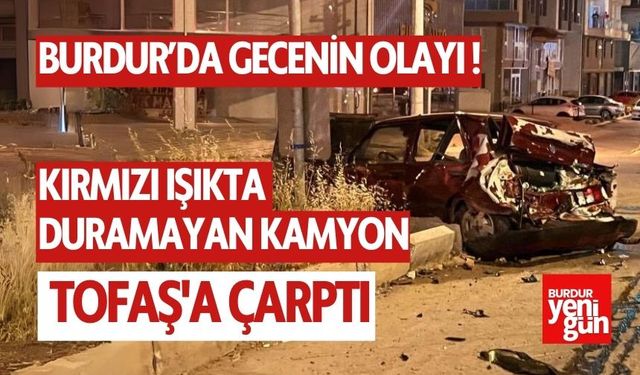 Burdur'da Kırmızı Işıkta Duramayan Kamyon Tofaş'a Kamyon Çarptı