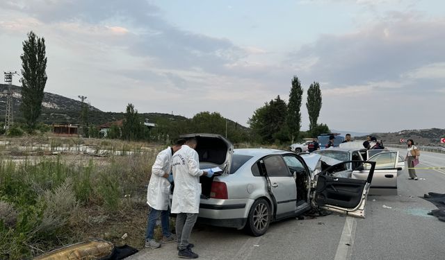 Burdur'da 2 otomobilin çarpıştığı kazada ölenlerin sayısı 2'ye yükseldi