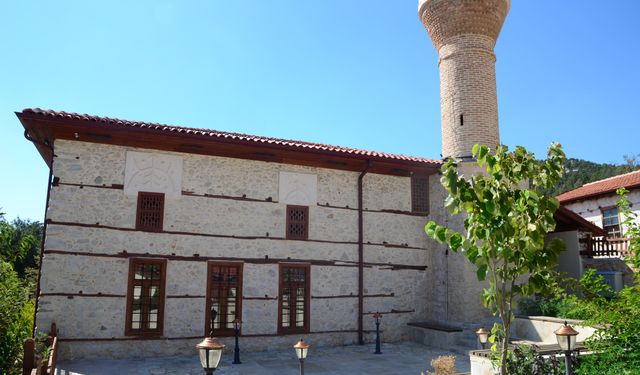 Antalya'daki 600 yıllık Sarıhacılar Camii yıllara meydan okuyor