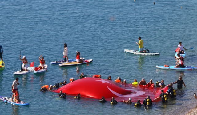 Denizde Dev Türk Bayrağı! Antalya’da Cumhuriyet Coşkusu Zirvede